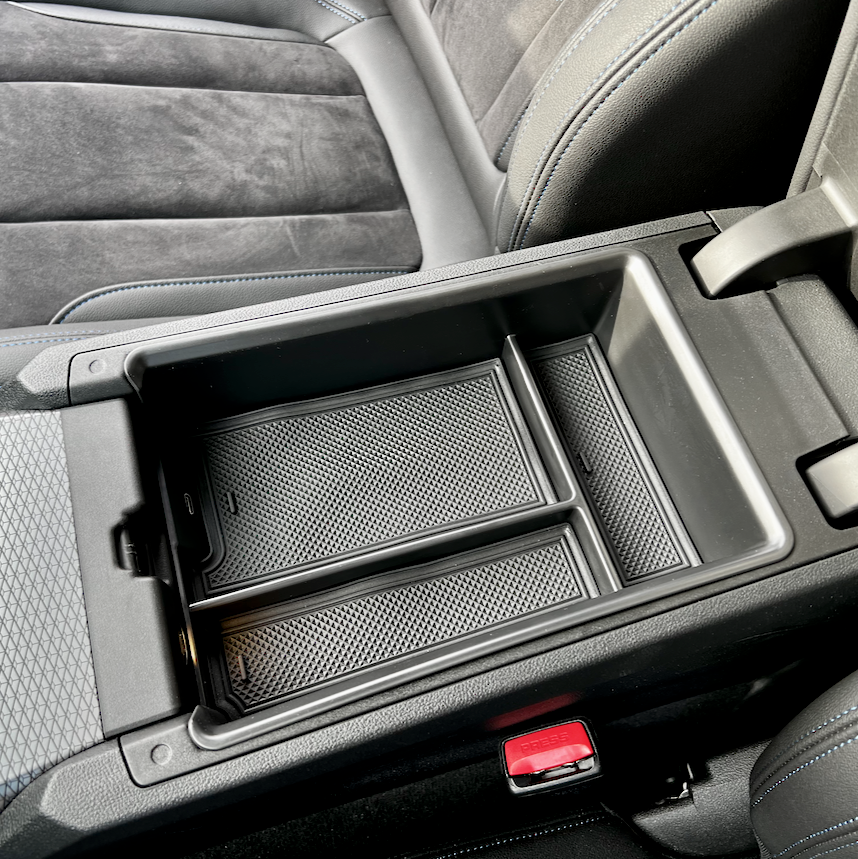 Opbergdoos voor middenconsole in BMW i4 met antislip inzetstukken.