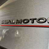 Dual Motor Embleem (verschillende kleuren)