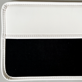 de witte variant van het schermhoesje voor Tesla.