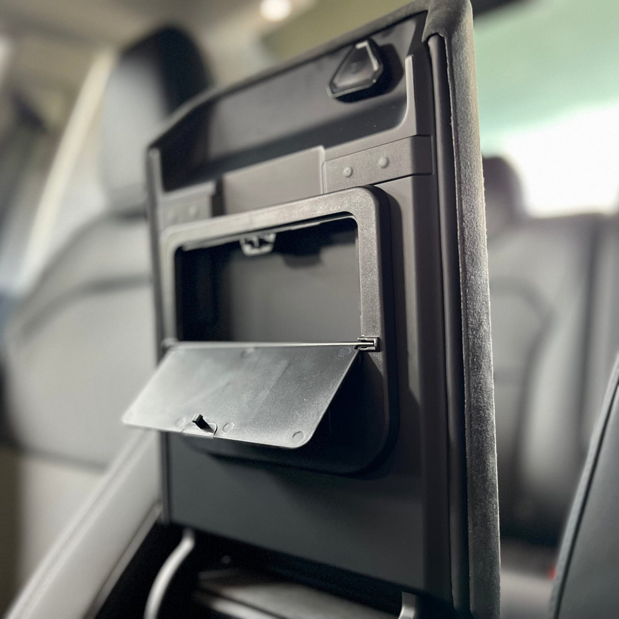 Verborgen opbergbox past op Tesla Model 3/Y