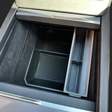 Zonnebrillenhouder in de middenconsole van de auto, ontworpen om te passen bij Tesla-modellen.