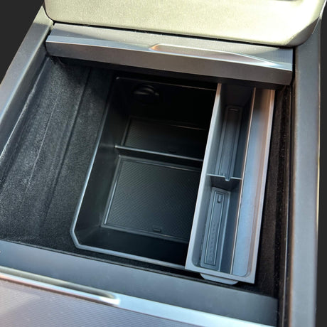 Zonnebrillenhouder in de middenconsole van de auto, ontworpen om te passen bij Tesla-modellen.