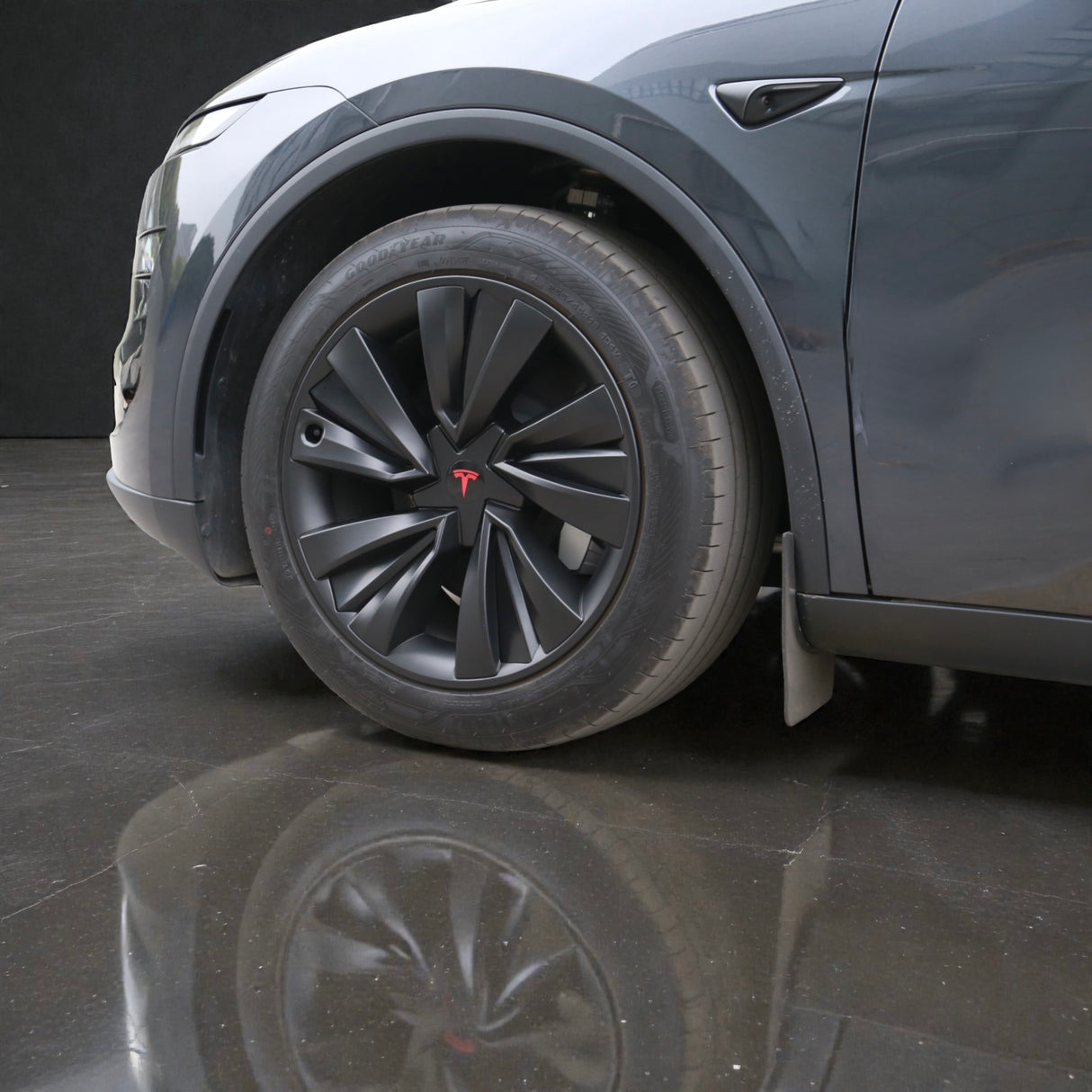 Tesla Model Y Juniper wieldop gemonteerd met rood T-logo