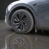 Tesla Model Y Juniper wieldop gemonteerd met rood T-logo