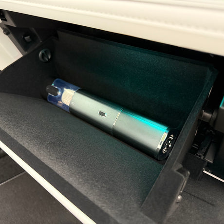 Stofzuiger voor auto die in een handschoenenkastje past