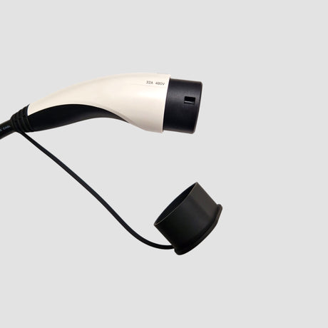 Close-up van een Type 2 laadkabelstekker met beschermkap en GCG MAX-logo.