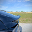 Sort mat spiler monteret på en sort Tesla Model Y 2026 Juniper
