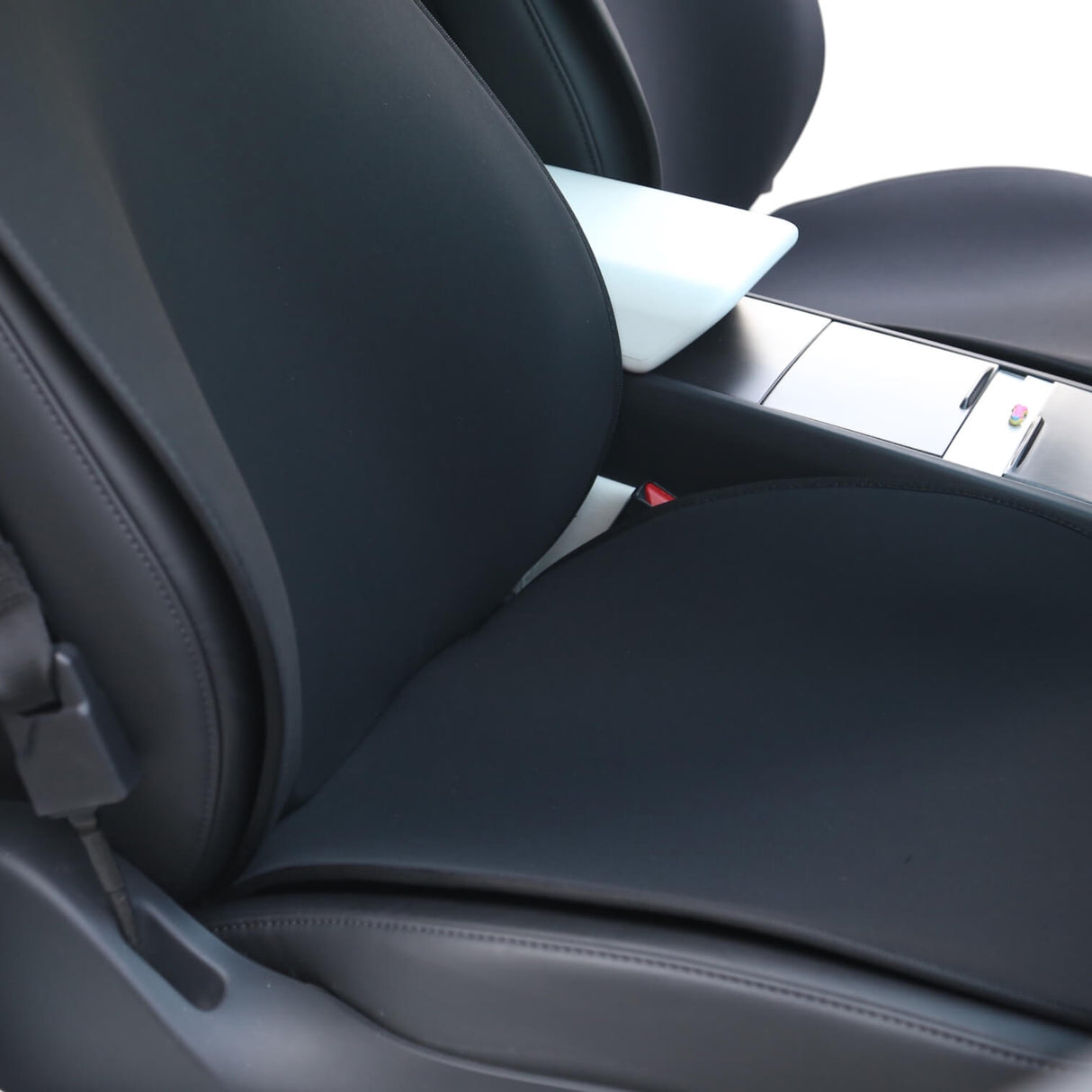 Zwarte stoelbekleding gemonteerd op de voorstoel van een Tesla Model 3 of Model Y, close-up.