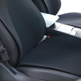 Zwarte stoelbekleding gemonteerd op de voorstoel van een Tesla Model 3 of Model Y, close-up.