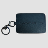 Model 3 kaarthouder met een sleutelhanger bevestigd.