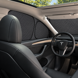 Vinduesafdækning monteret i kabinen på Tesla Model 3 og Model Y set fra bagsædet