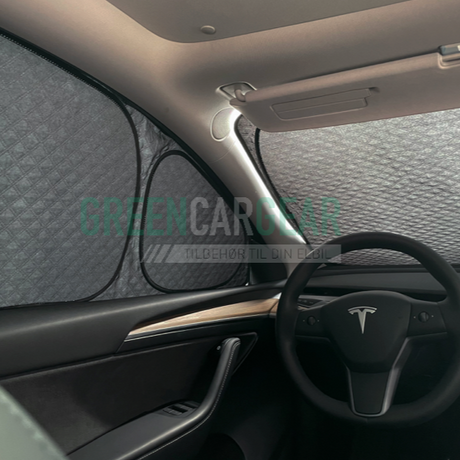 Afgedekte ramen in een Tesla Model Y