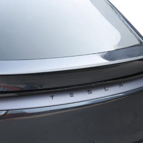 schuine hoek van Performance spoiler gemonteerd op Model Y Juniper – sportieve uitstraling
