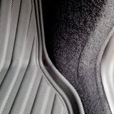 Close-up van GCG MAX All Weather mat voor Tesla Model Y Juniper