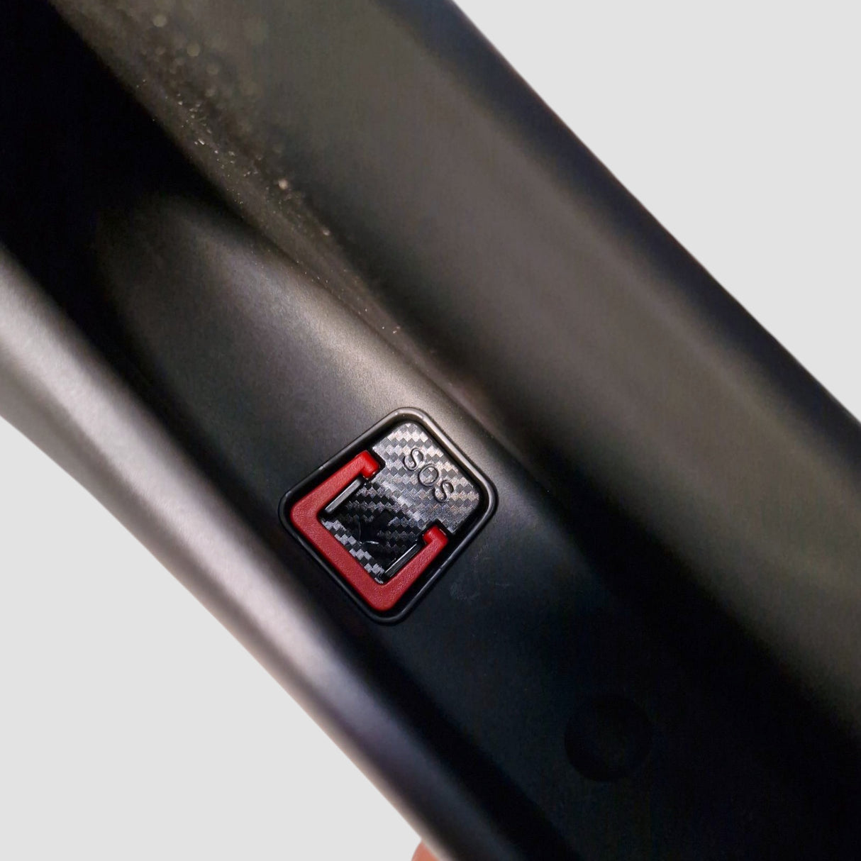 Deurmat (XL) voor Tesla Model Y Juniper 2025 met zwarte koolstofvezeldetail en rode rand.
