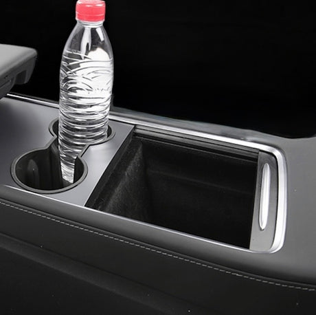Bekerhouder voor Tesla Model Y met waterfles in de auto