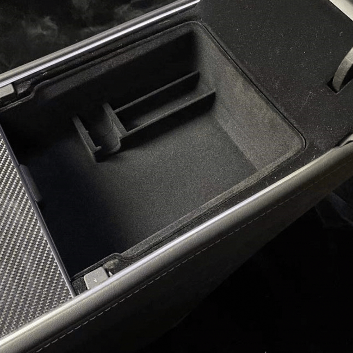 Opbergbox voor armleuning in zwart met vakverdeling voor Tesla Model Y.