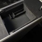 Opbergbox voor armleuning in zwart met vakverdeling voor Tesla Model Y.