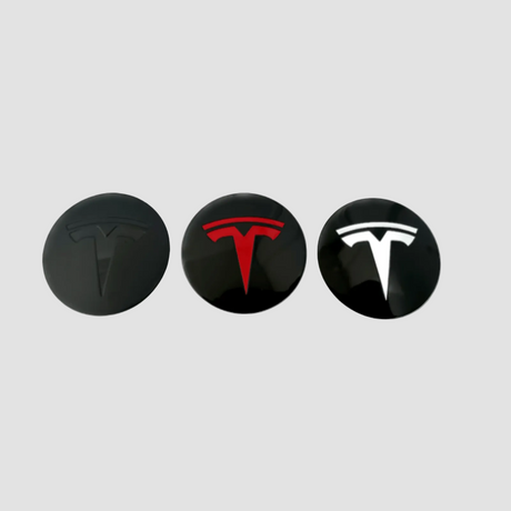 Drie Tesla wieldoppen in zwart, rood en wit voor velgen.