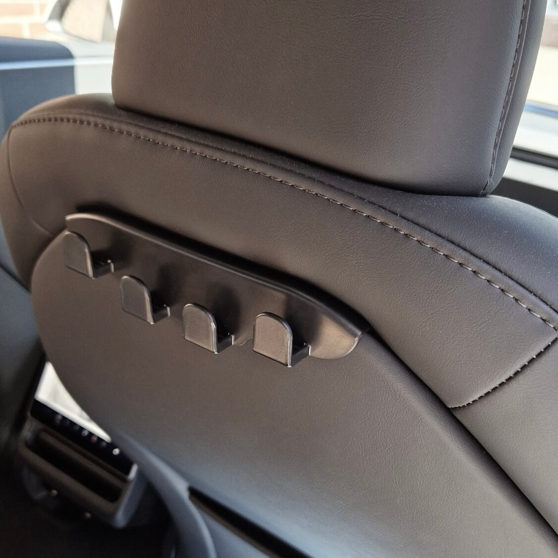 Eenvoudige montage van haak aan de rugleuning van de voorstoel – perfect voor opslag in Tesla