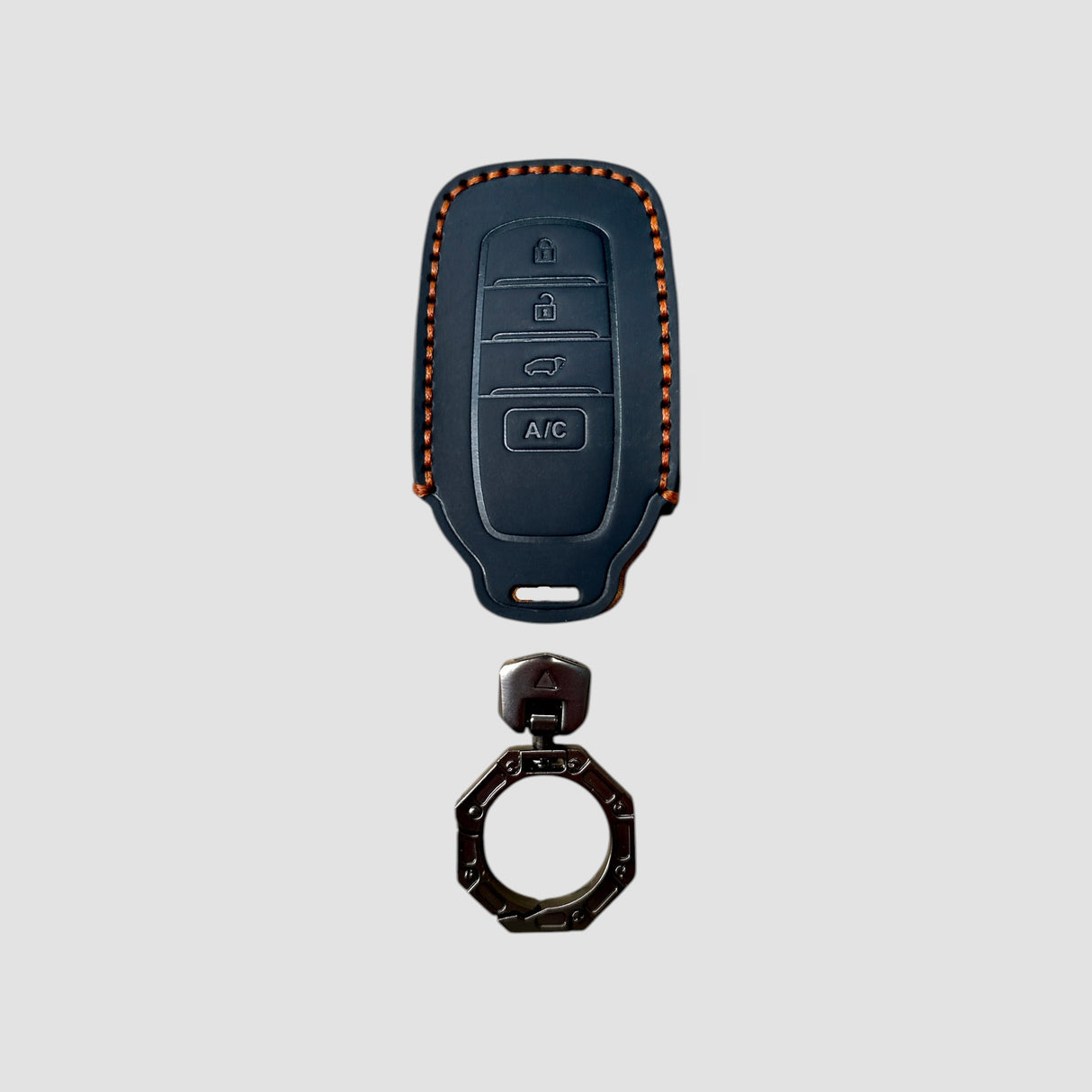 Sleutelcover en ring voor Toyota bZ4X, van voren gezien op een lichte achtergrond.