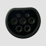 Close-up van een V2L-adapter voor elektrische auto's, met de stekker zichtbaar.