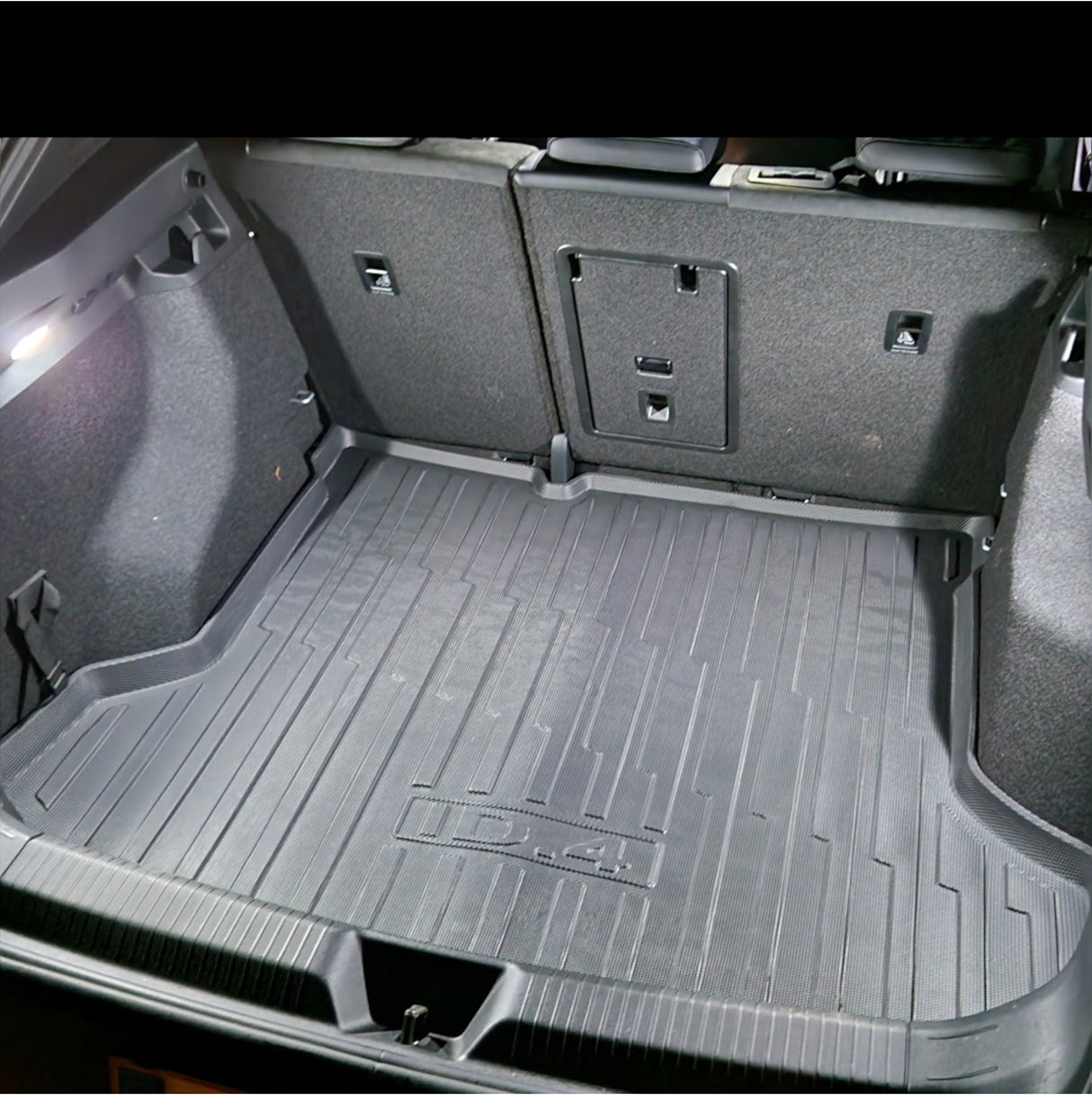 Kofferbakmat met hoge rand in zwart voor VW ID.4, perfecte pasvorm.