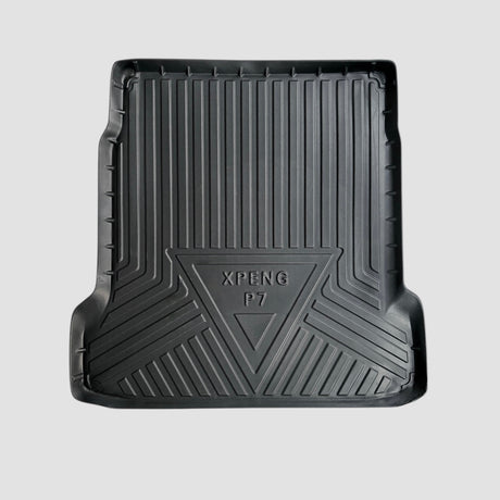 XPENG P7 All Weather kofferbakmat in zwart TPE rubber, met logo.