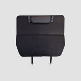 Zwarte beschermhoes voor de rugleuning van de auto, ontworpen voor Toyota bZ4X, afgebeeld tegen een neutrale achtergrond.