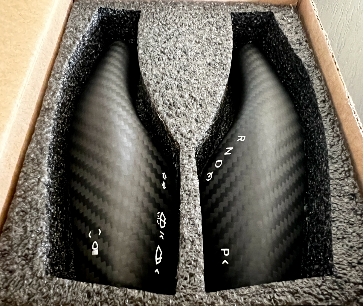 Cover voor arm in echt carbon – Past op Tesla Model 3/Y