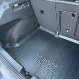 Zwarte rubberen kofferbakmat voor Volkswagen ID.3 auto, gezien van boven.