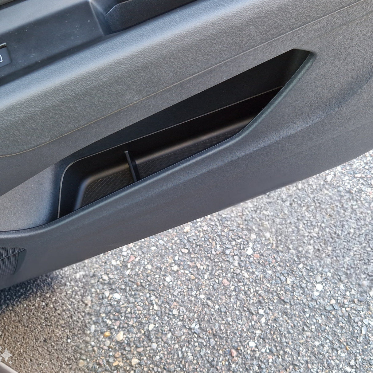 deurdrempels voor een Audi Q4 of een Audi Q5. Ze zijn gemonteerd in de deur en hebben een zwarte kleur.