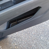 deurdrempels voor een Audi Q4 of een Audi Q5. Ze zijn gemonteerd in de deur en hebben een zwarte kleur.