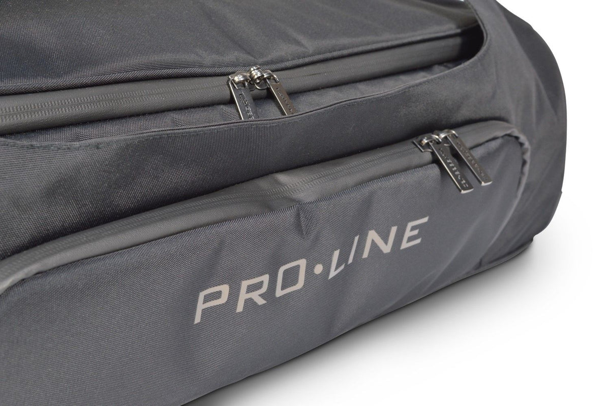 Detailfoto van een Car-Bags Reistas Pro.Line met ritsen en logo.