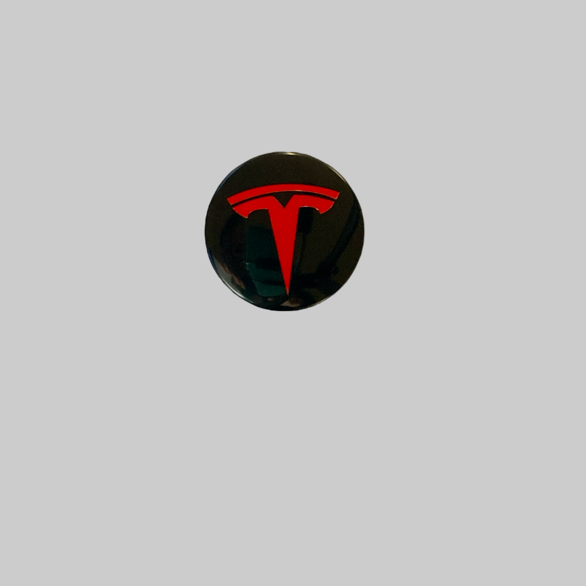 Centrale dop met matte look en een rood Tesla-logo