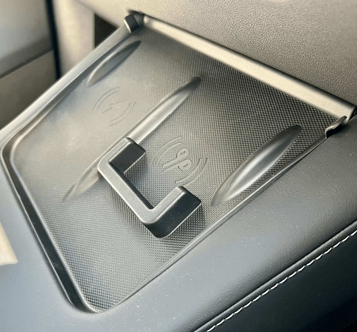 Cover voor draadloze oplader (smartphone + AirPod) voor Tesla Model 3/Y