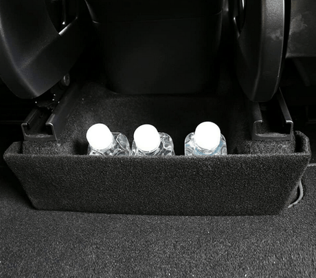 Onderdelen voor opslag tussen de stoelen in Tesla Model Y.