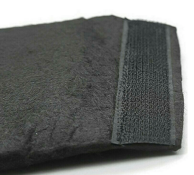 Close-up van donkergrijze ruimteverdelerstof met klittenband voor Tesla Model Y.