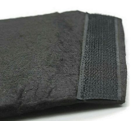 Close-up van donkergrijze ruimteverdelerstof met klittenband voor Tesla Model Y.
