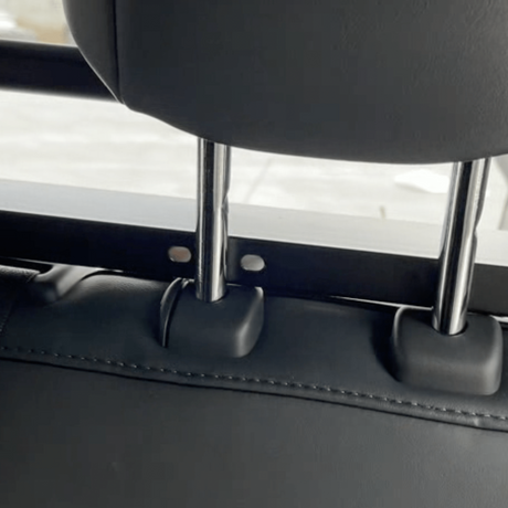 Montage van een hondenrek op de hoofdsteun in de kofferbak van de auto