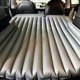 Luchtbed met ingebouwde 12V-pomp, perfect voor overnachtingen in de Tesla Model 3/Y.