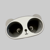 Een bekerhouder die eruitziet als een panda. Een grappige bekerhouder om in de auto te hebben.
