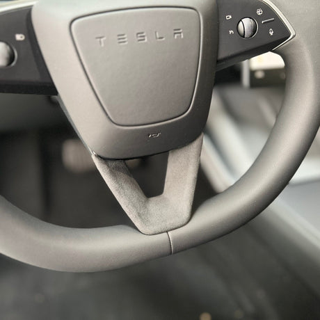 gemonteerde stuurwielbeschermer in een Tesla