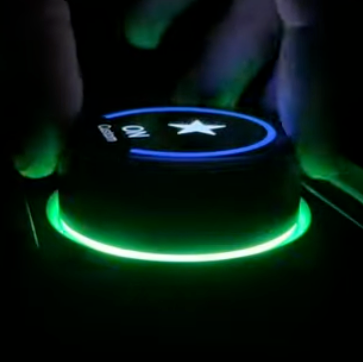 Een hand die aan de s3xy knop draait, er verschijnt een ster op de afbeelding.
