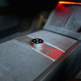 Een gemonteerde s3xy knop in een Tesla