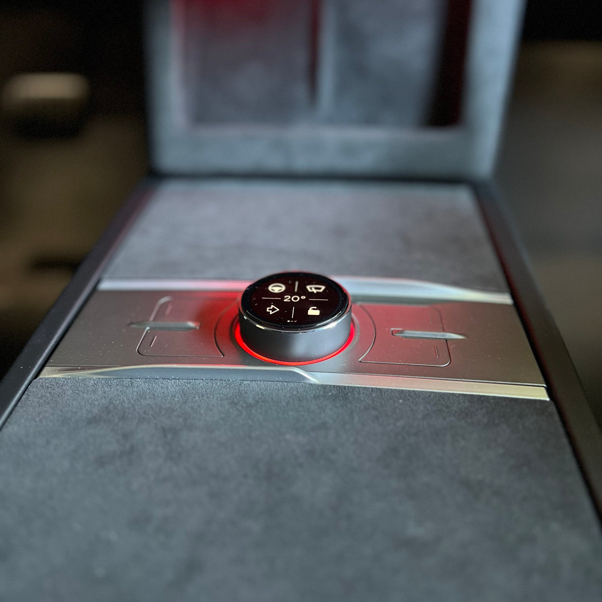 een gemonteerde s3xy knop in een Tesla, gezien van voren