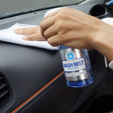 Soft99 Wash Mist interieurreiniger wordt op het dashboard van de auto gespoten en vervolgens afgenomen.