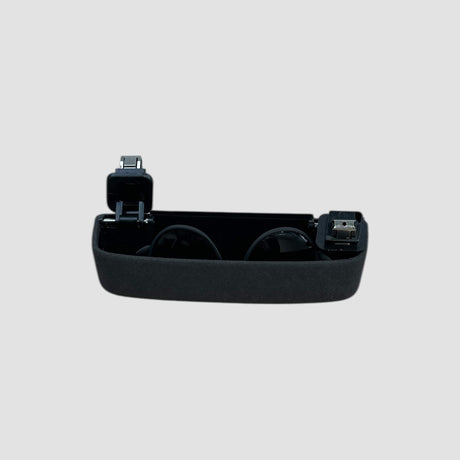 ID3 solbrilleholder I sort alcantara, med solbriller i