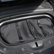 Tasset met twee zwarte opbergtassen in de frunk van een Tesla Model Y.