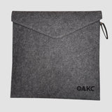 Grijze vilten tas voor opvouwbare tafel met OAKC-logo